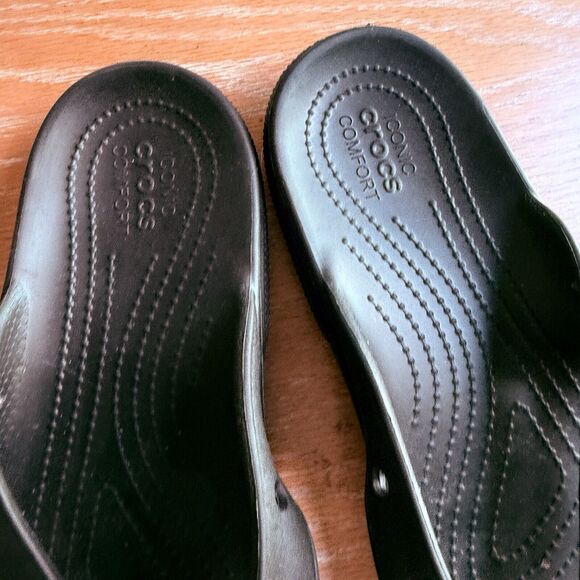 Crocs Iconic Comfort Black Flip Flops Womens Sz 7 Mens Sz 5 Thong Sandals Flat - Picture 2 of 6